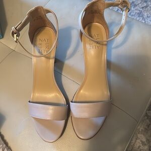 Naturalizer Dessa Marble smooth
Nude platform heel